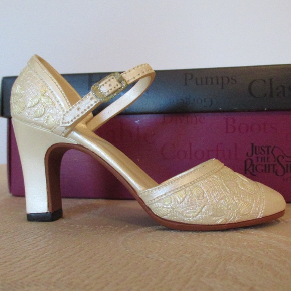 Just The Right Shoe by Raine "Shower of Flowers" - Picture 3 of 10